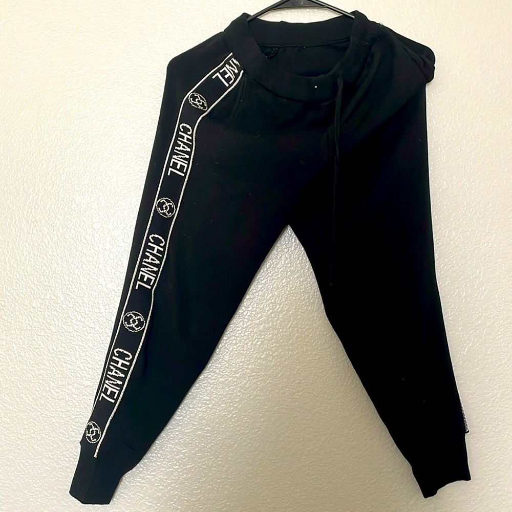 Chanel jogger

Size: Small
Good Condition
Final Sale